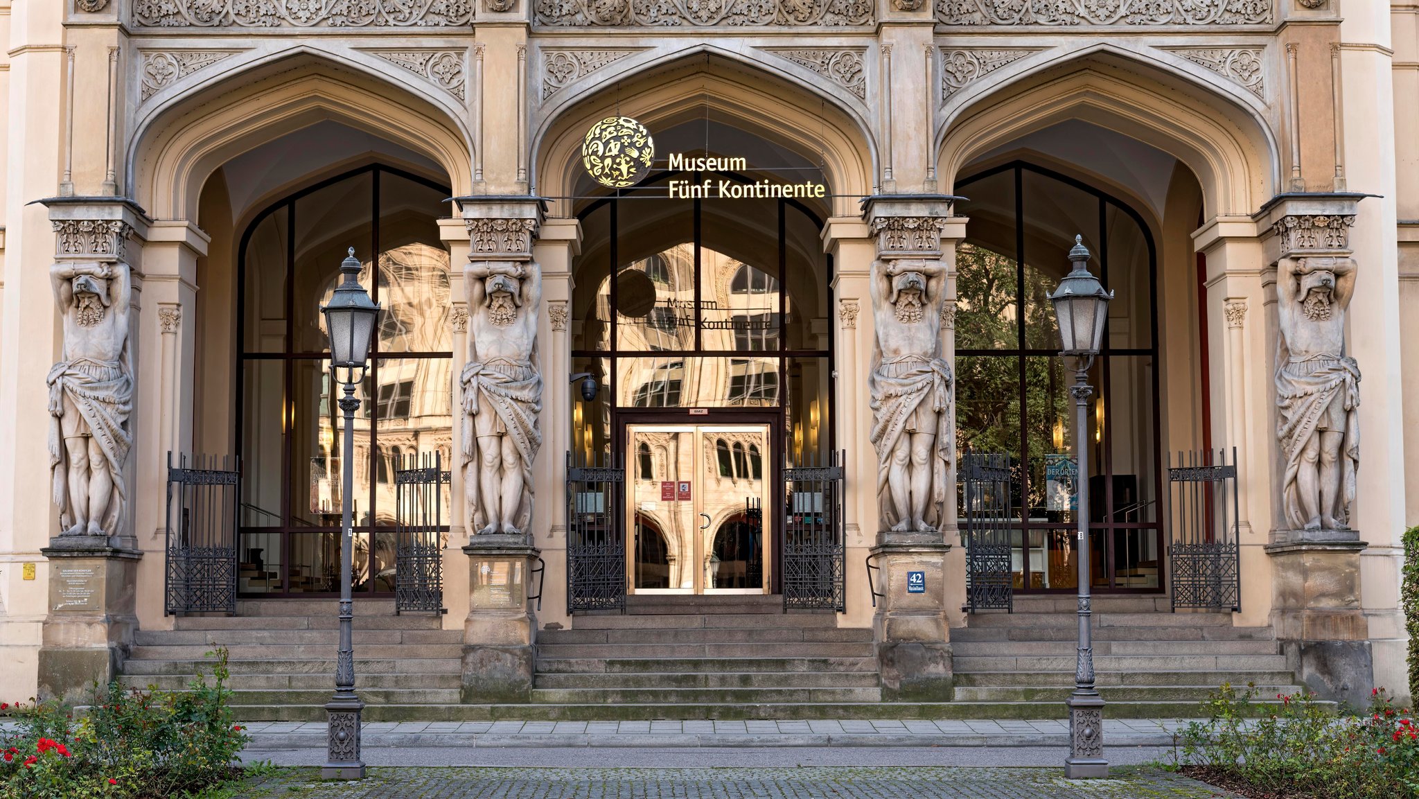 Eingang des Museums Fünf Kontinente in München