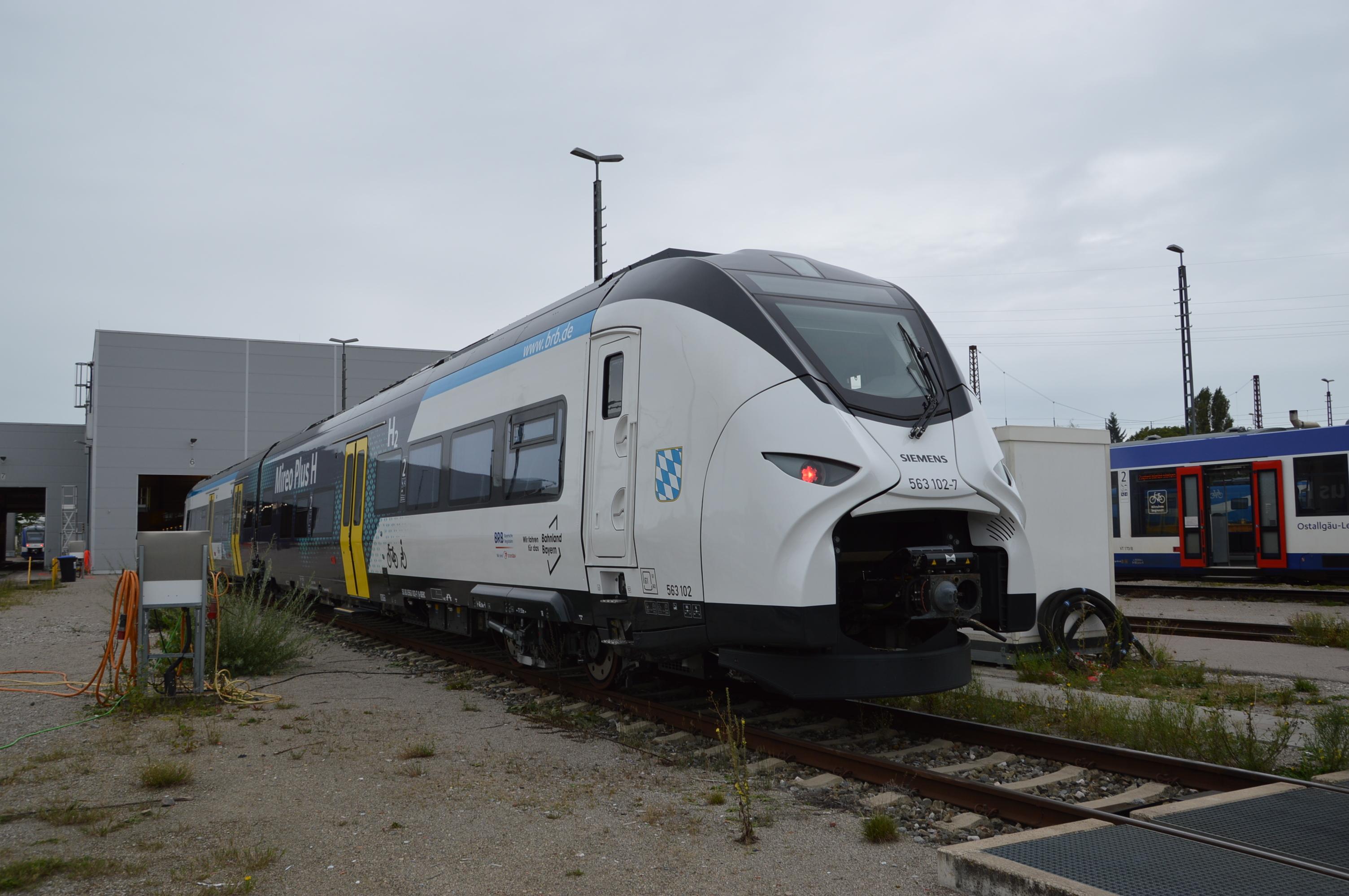 Der erste Wasserstoffzug, der in Bayern auf die Schiene geht: Der "Mireo Plus H" im Bahnbetriebswerk Augsburg.