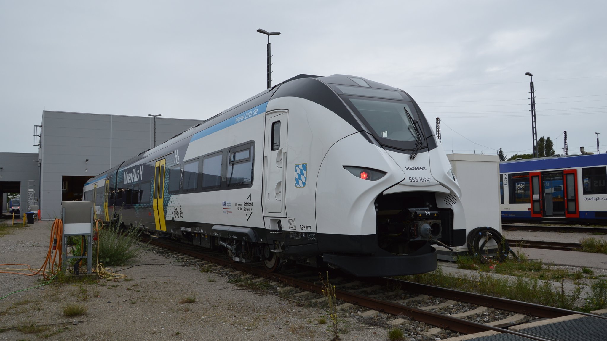 Der erste Wasserstoffzug, der in Bayern auf die Schiene geht: Der "Mireo Plus H" im Bahnbetriebswerk Augsburg.