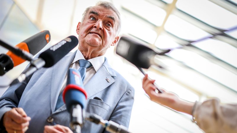 Herbert Reul (CDU), Innenminister von NRW, spricht in Düsseldorf zu den Medien nach der Sondersitzung der Ausschüsse für Inneres und Integration im Landtag zum mutmaßliche islamistischen Anschlag in Solingen. | Bild: dpa-Bildfunk/Christoph Reichwein Herbert Reul (CDU), Innenminister von NRW, spricht in Düsseldorf zu den Medien nach der Sondersitzung der Ausschüsse für Inneres und Integration im Landtag zum mutmaßliche islamistischen Anschlag in Solingen.