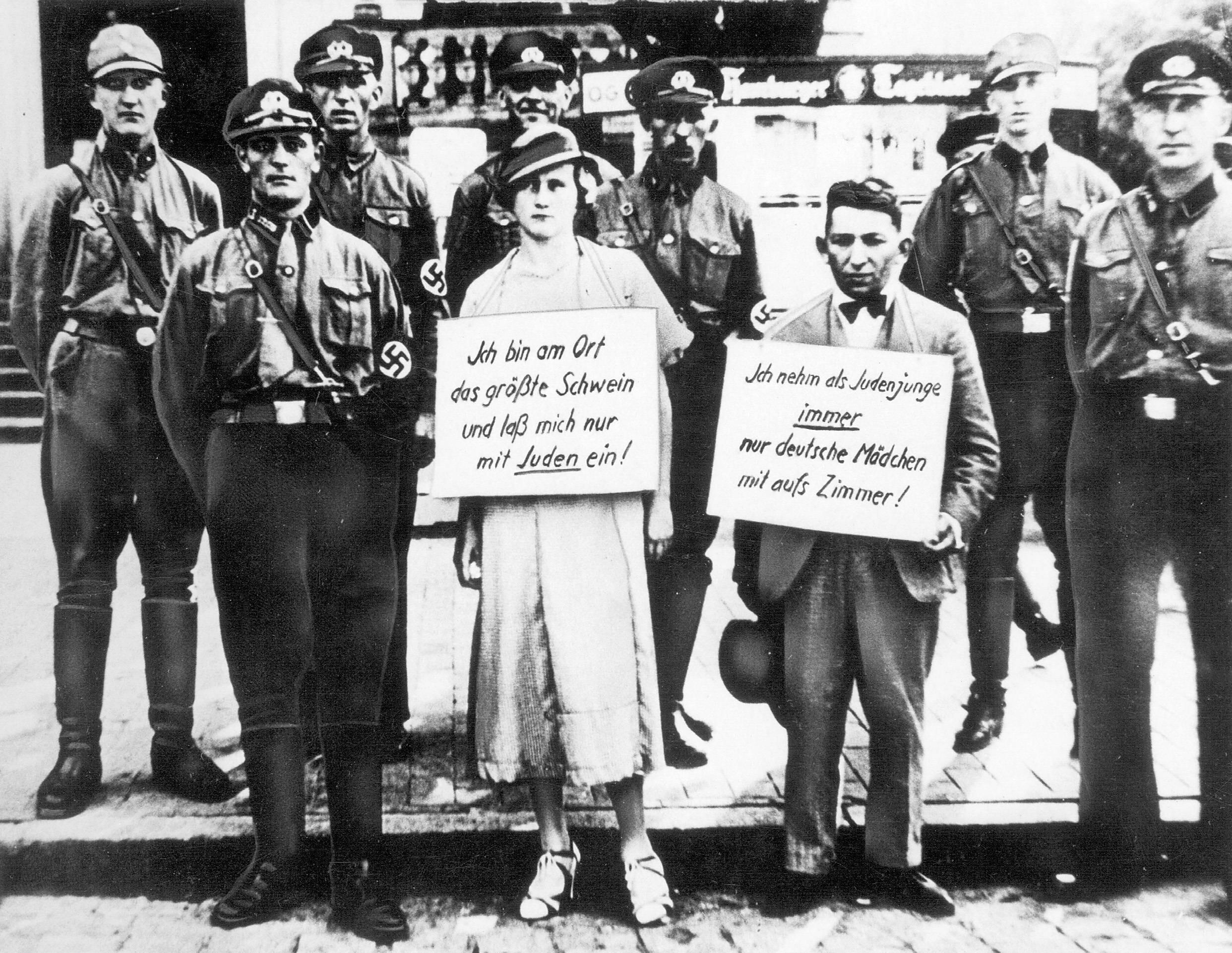Nicht-Juden, die eine Beziehung mit einem Juden führten, wurden an den Pranger gestellt. Basis dafür waren die Nürnberger Gesetze.