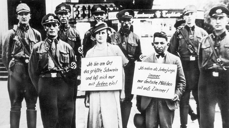 Nicht-Juden, die eine Beziehung mit einem Juden führten, wurden an den Pranger gestellt. Basis dafür waren die Nürnberger Gesetze. | Bild: picture alliance / SZ Photo | Scherl Nicht-Juden, die eine Beziehung mit einem Juden führten, wurden an den Pranger gestellt. Basis dafür waren die Nürnberger Gesetze.
