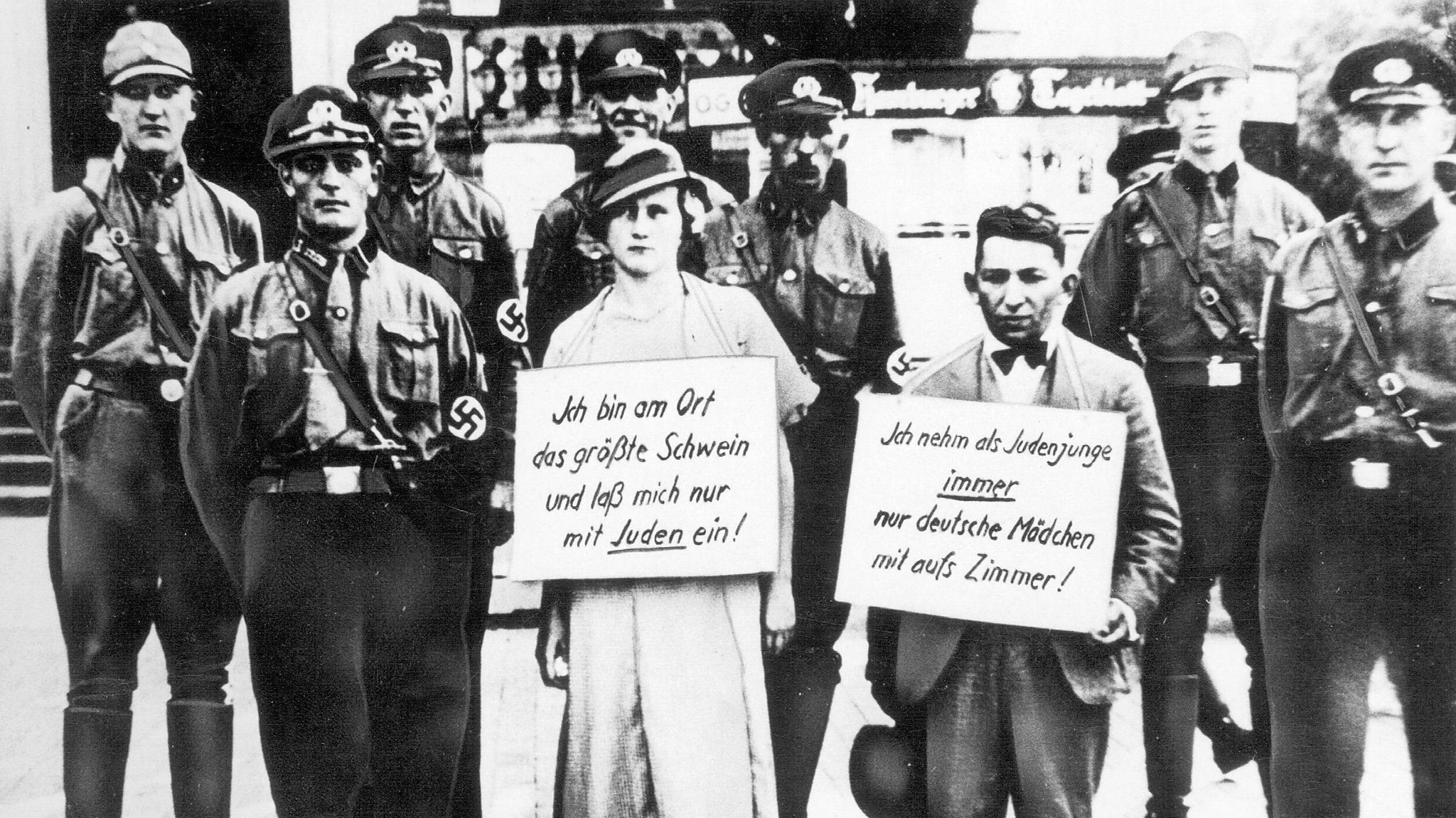 Nicht-Juden, die eine Beziehung mit einem Juden führten, wurden an den Pranger gestellt. Basis dafür waren die Nürnberger Gesetze. | Bild: picture alliance / SZ Photo | Scherl Nicht-Juden, die eine Beziehung mit einem Juden führten, wurden an den Pranger gestellt. Basis dafür waren die Nürnberger Gesetze.