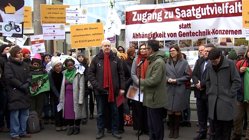 Während der Agrar- und Ernährungsmesse "Grüne Woche" haben in Berlin Landwirte und Verbraucher für eine schnellere Agrarwende demonstriert.