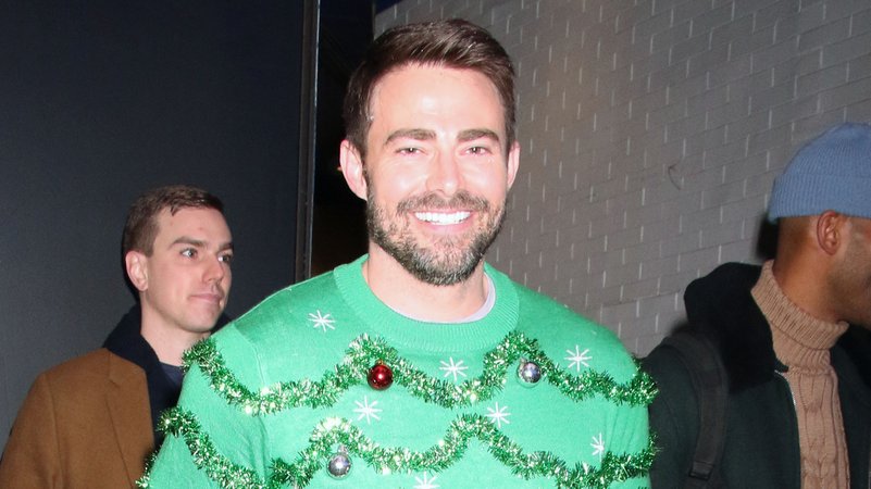 Wettbewerbe um den hässlichsten Weihnachtspullover: Schauspieler Jonathan Bennett beim "GMA Great Ugly Christmas Sweater Showdown" in New York | Bild: picture alliance / RW/MediaPunch | RW Wettbewerbe um den hässlichsten Weihnachtspullover: Schauspieler Jonathan Bennett beim "GMA Great Ugly Christmas Sweater Showdown" in New York