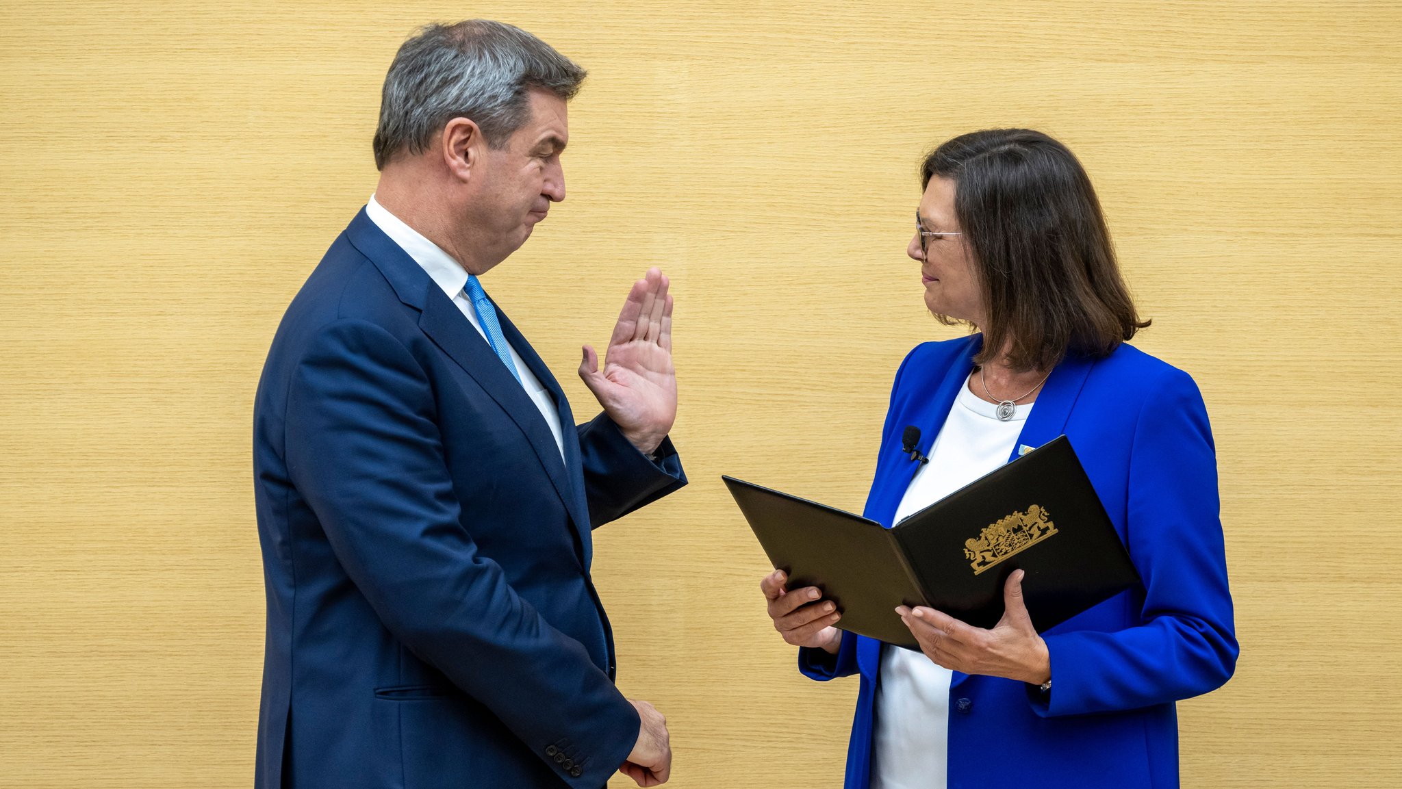 Markus Söder (CSU) wird von der Landtagspräsidentin Ilse Aigner (CSU) auf das Amt des bayerischen Ministerpräsidenten vereidigt | Bild: picture alliance/dpa | Peter Kneffel Markus Söder (CSU) wird von der Landtagspräsidentin Ilse Aigner (CSU) auf das Amt des bayerischen Ministerpräsidenten vereidigt