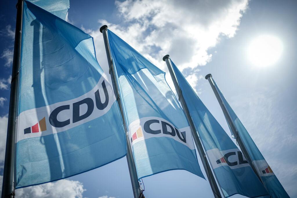 ARCHIV - 19.09.2023, Berlin: Das CDU-Logo ist auf Fahnen vor dem Konrad-Adenauer-Haus, der CDU-Parteizentrale, zu sehen. (zu dpa: «Folgen des Cyber-Angriffs: Keine Mitgliederversammlungen bei der CDU») Foto: Kay Nietfeld/dpa +++ dpa-Bildfunk +++