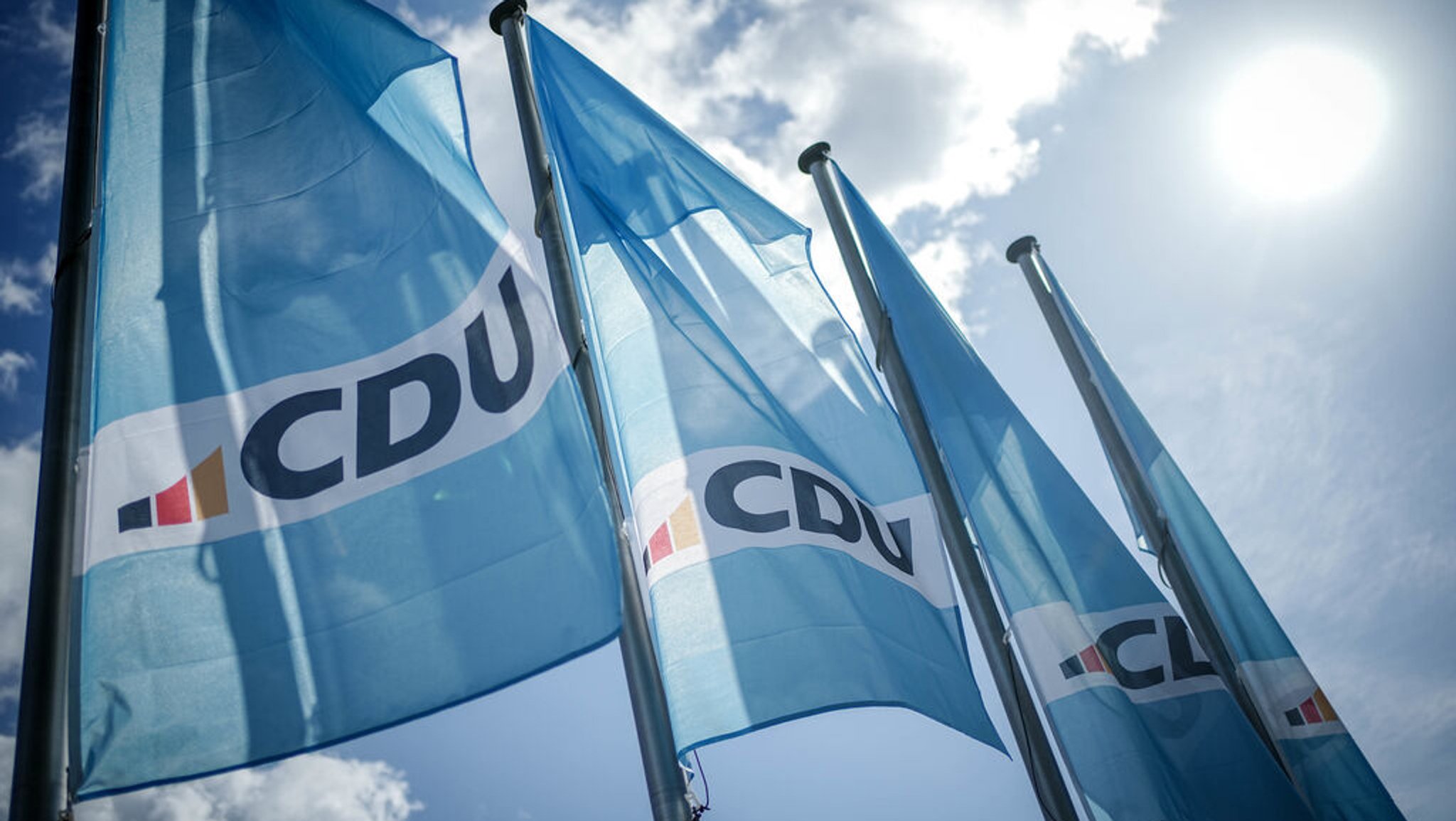 ARCHIV - 19.09.2023, Berlin: Das CDU-Logo ist auf Fahnen vor dem Konrad-Adenauer-Haus, der CDU-Parteizentrale, zu sehen. (zu dpa: «Folgen des Cyber-Angriffs: Keine Mitgliederversammlungen bei der CDU») Foto: Kay Nietfeld/dpa +++ dpa-Bildfunk +++