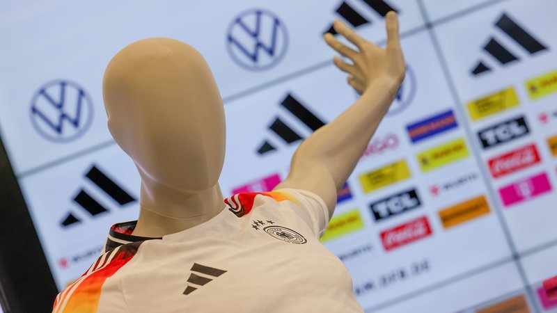 Ein Deutschlandtrikot auf einer Schaufensterpuppe. Im Hintergrund einige Sponsoren der EM 2024. | Bild: pa/dpa/HMB Media/Joaquim Ferreira Ein Deutschlandtrikot auf einer Schaufensterpuppe. Im Hintergrund einige Sponsoren der EM 2024.