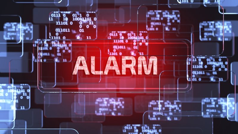 Alarm Schild vor dem Hintergrund von Computersprache | Bild: stock.adobe.com/Denys Rudyi Alarm Schild vor dem Hintergrund von Computersprache