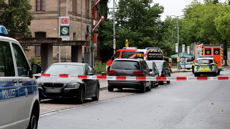 Ein 34-Jähriger hat in Lauf an der Pegnitz im Juni 2024 drei Bundespolizisten mit einem Messer angegriffen. Dabei kam der Mann ums Leben. | Bild: picture alliance/dpa | Daniel Löb Ein 34-Jähriger hat in Lauf an der Pegnitz im Juni 2024 drei Bundespolizisten mit einem Messer angegriffen. Dabei kam der Mann ums Leben.