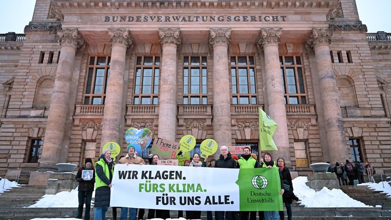 Aktivistinnen und Aktivisten der Deutschen Umwelthilfe bei einer Protestaktion von dem Bundesverwaltungsgericht in Leipzig. | Bild: dpa-Bildfunk/Jennifer Brückner Aktivistinnen und Aktivisten der Deutschen Umwelthilfe bei einer Protestaktion von dem Bundesverwaltungsgericht in Leipzig.