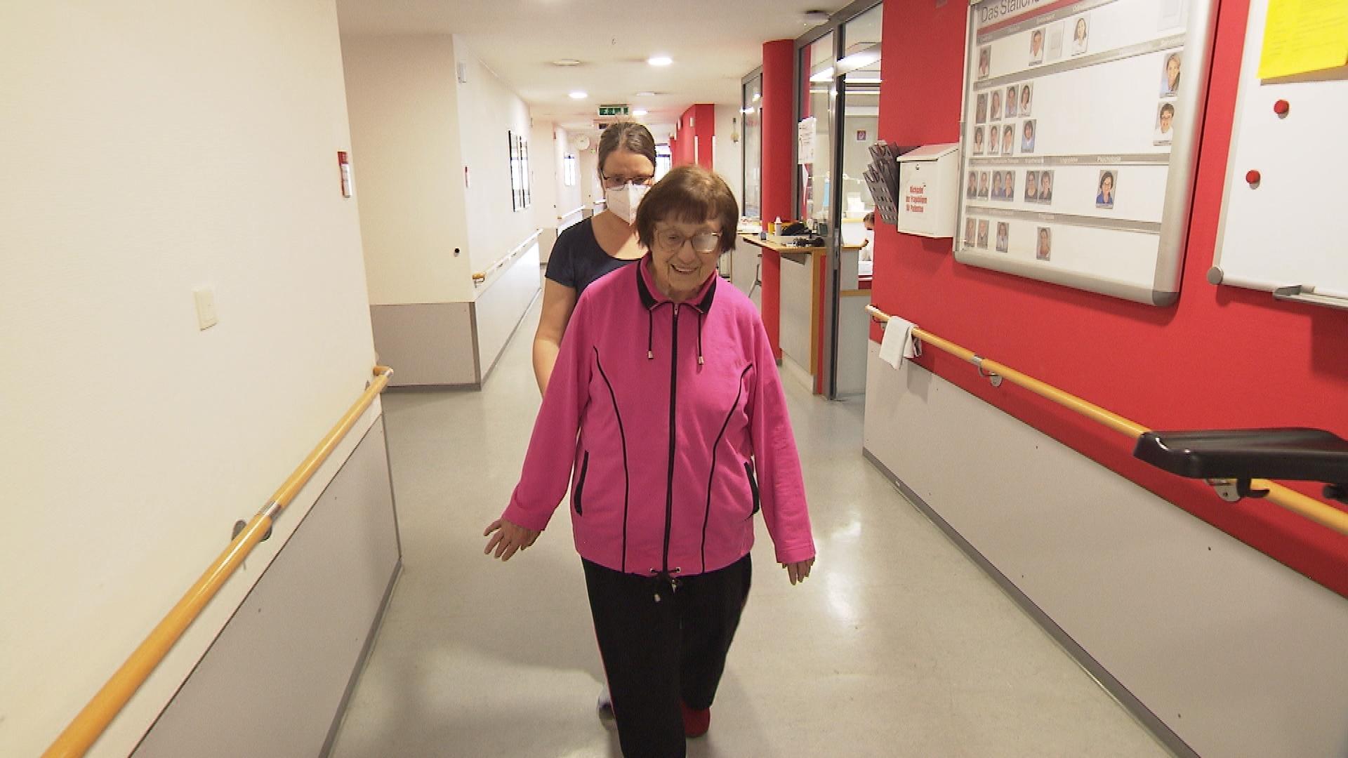 Nach vier Wochen Reha wegen einer Sepsis kann Reinhilde Braun wieder fast alleine laufen.