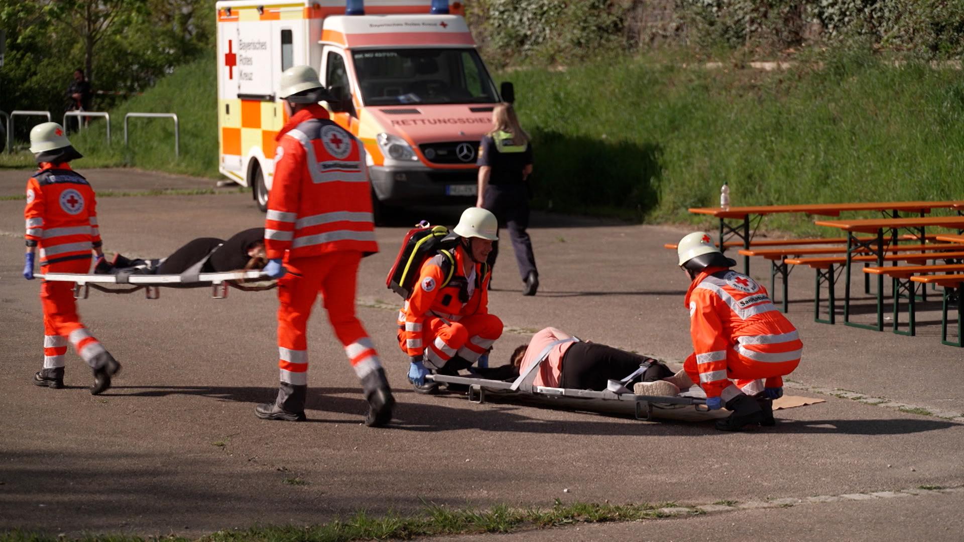 Rettungskräfte bei der Übung