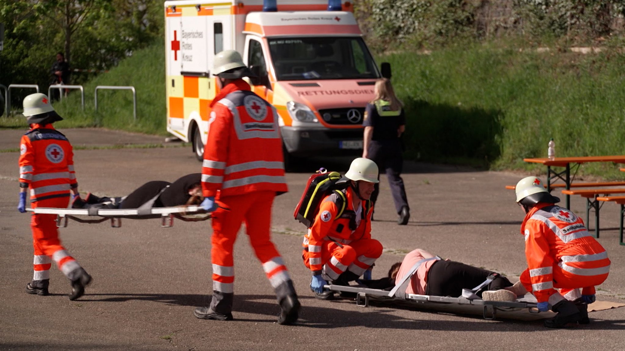 Rettungskräfte bei der Übung