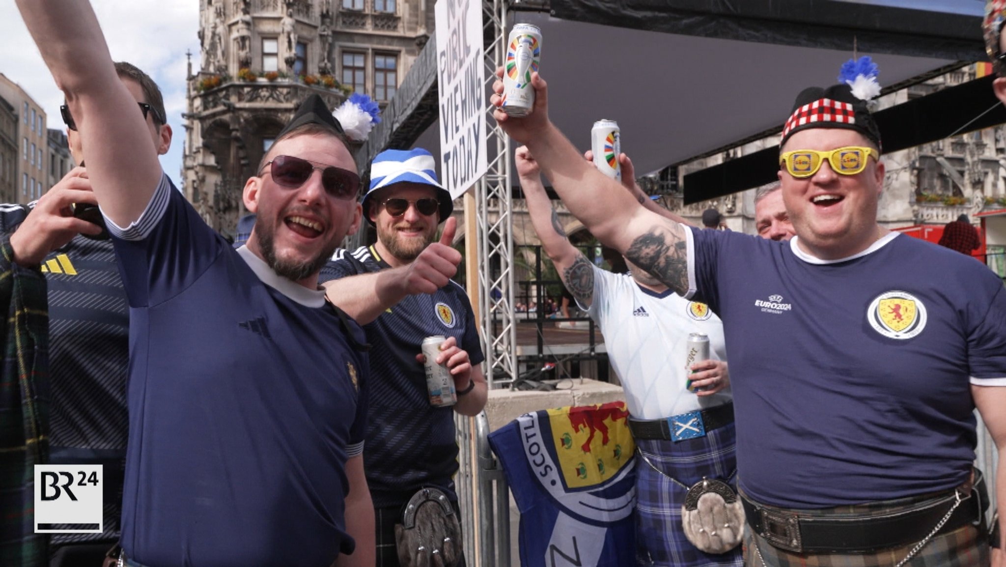 Zu sehen sind Schottlandfans am Marienplatz