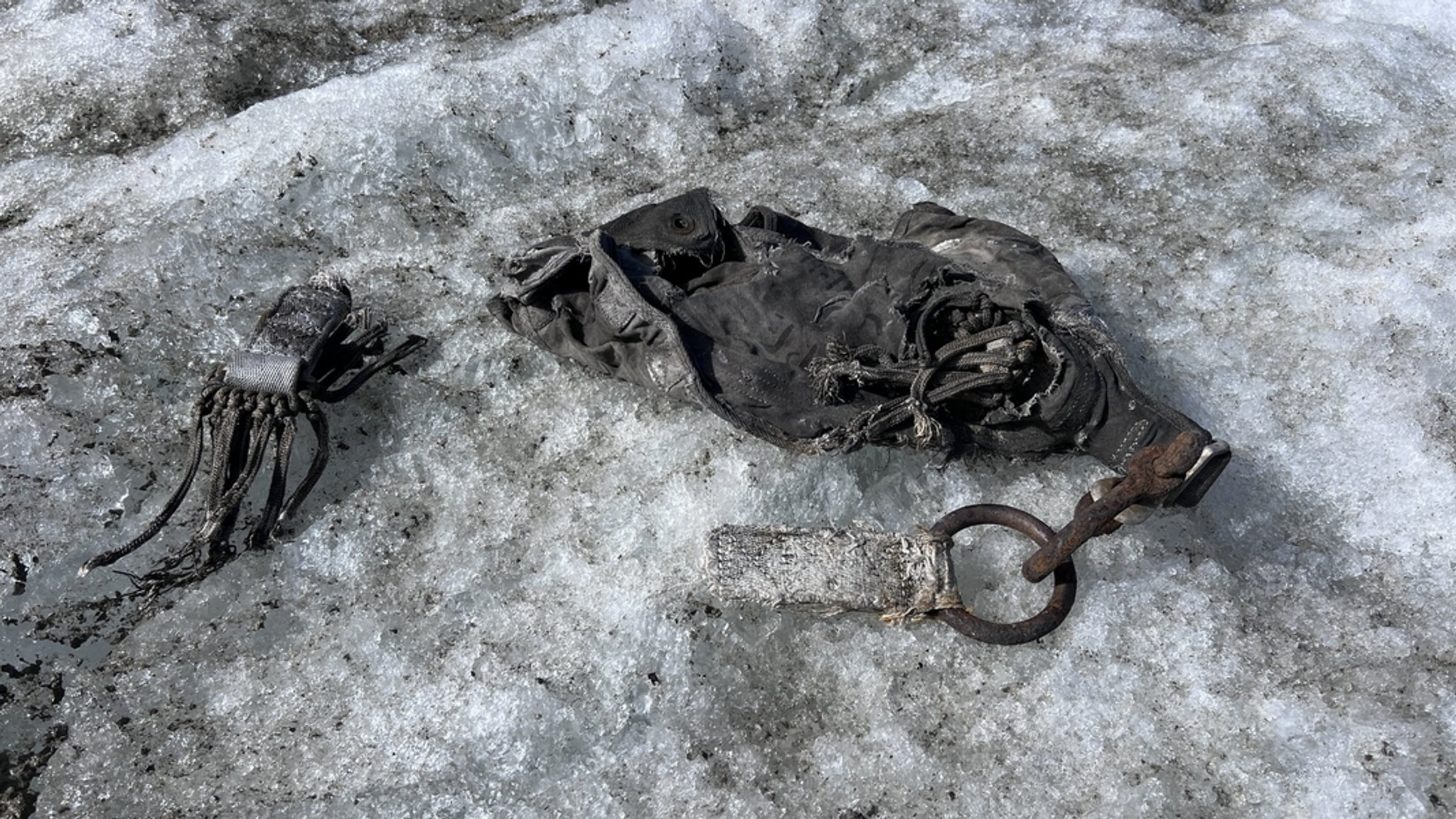 Auf dem Sulztalferner-Gletscher in den Stubaier Alpen wurden Fallschirmüberreste von Geheimagenten aus dem Zweiten Weltkrieg gefunden.