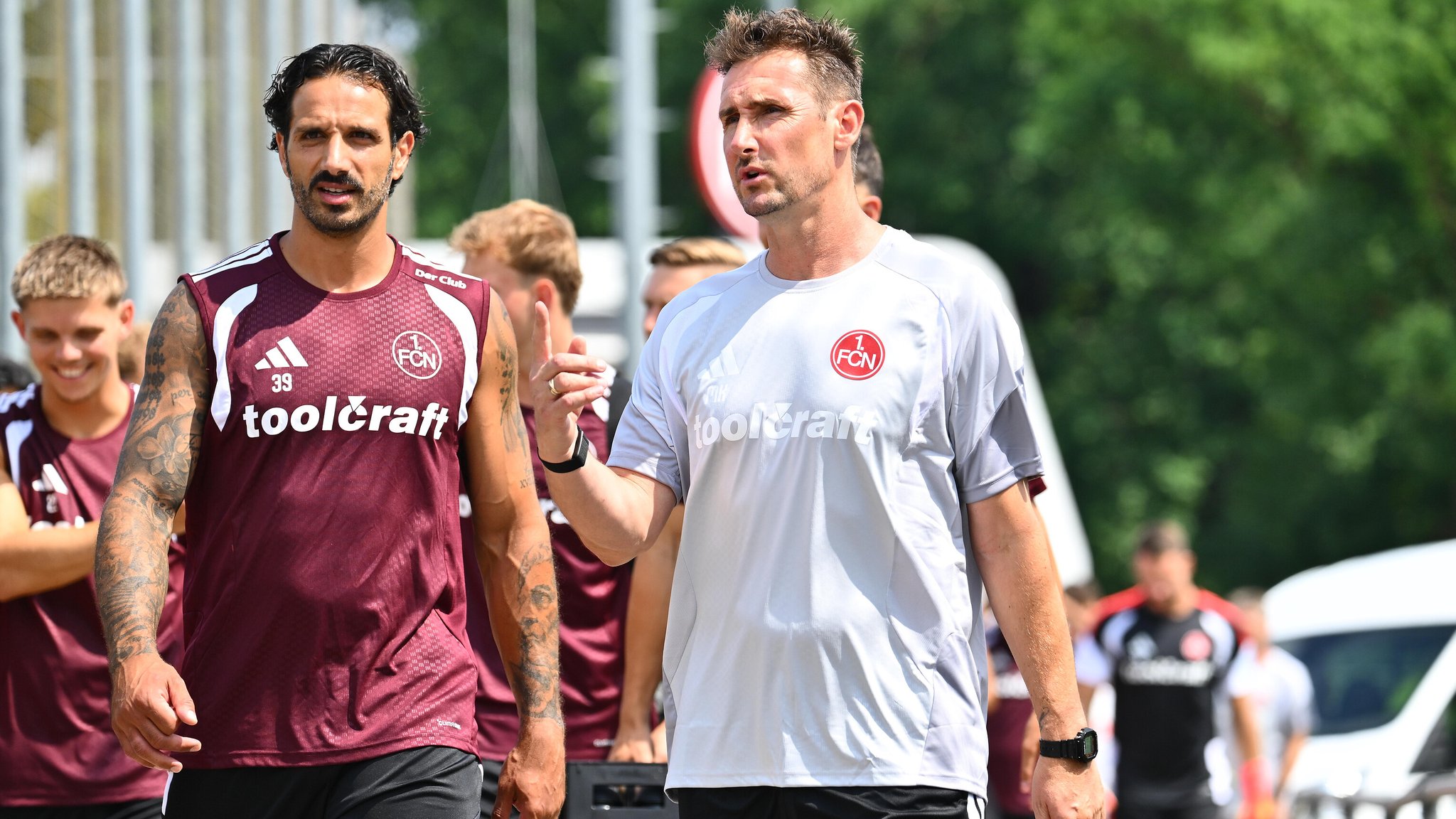 Miroslav Klose (rechts) im Gespräch mit Adriano Grimaldi | Bild: picture-alliance / dpa Miroslav Klose (rechts) im Gespräch mit Adriano Grimaldi