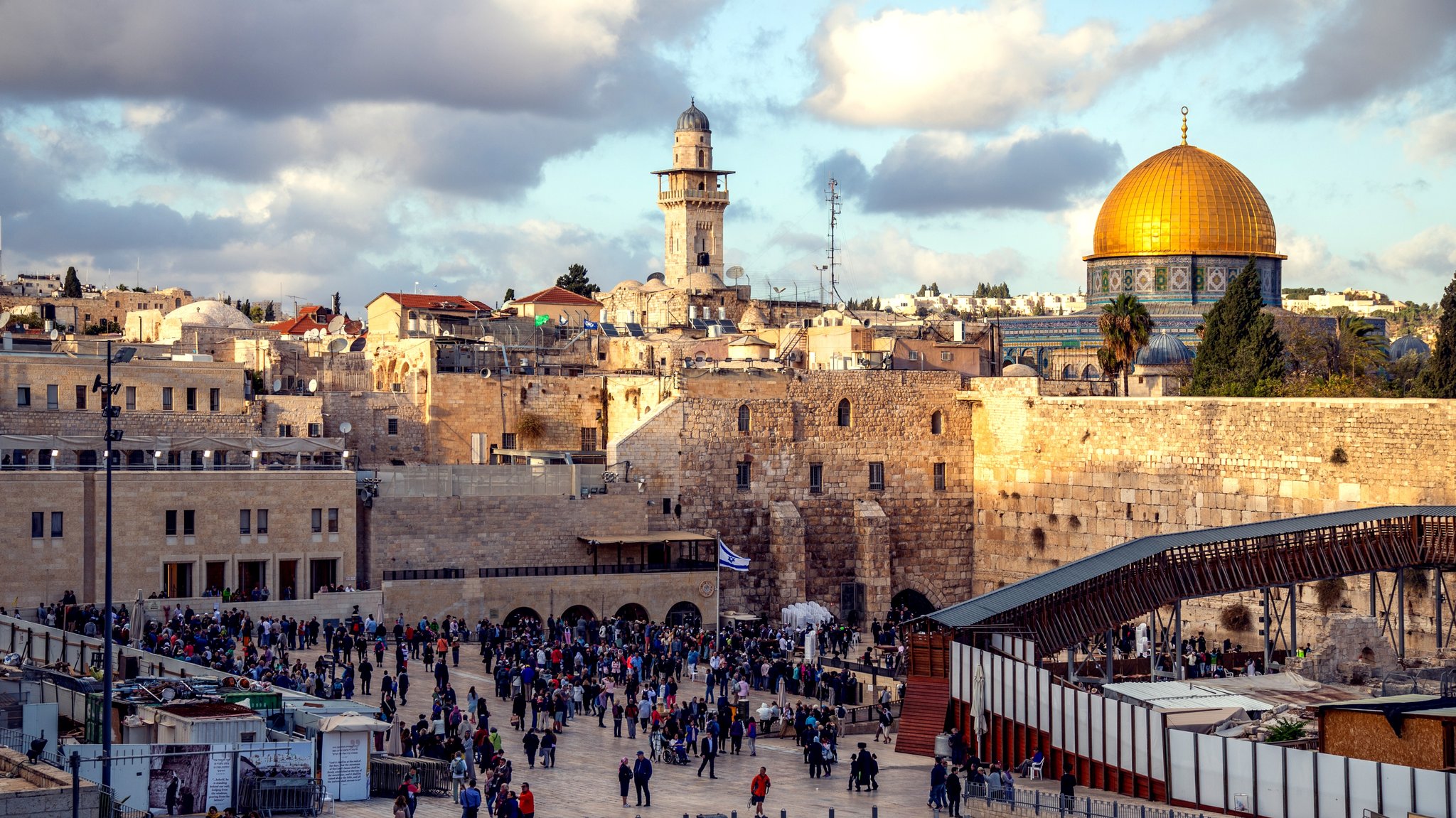 Altstadt von Jerusalem mit Klagemauer und Felsendom.