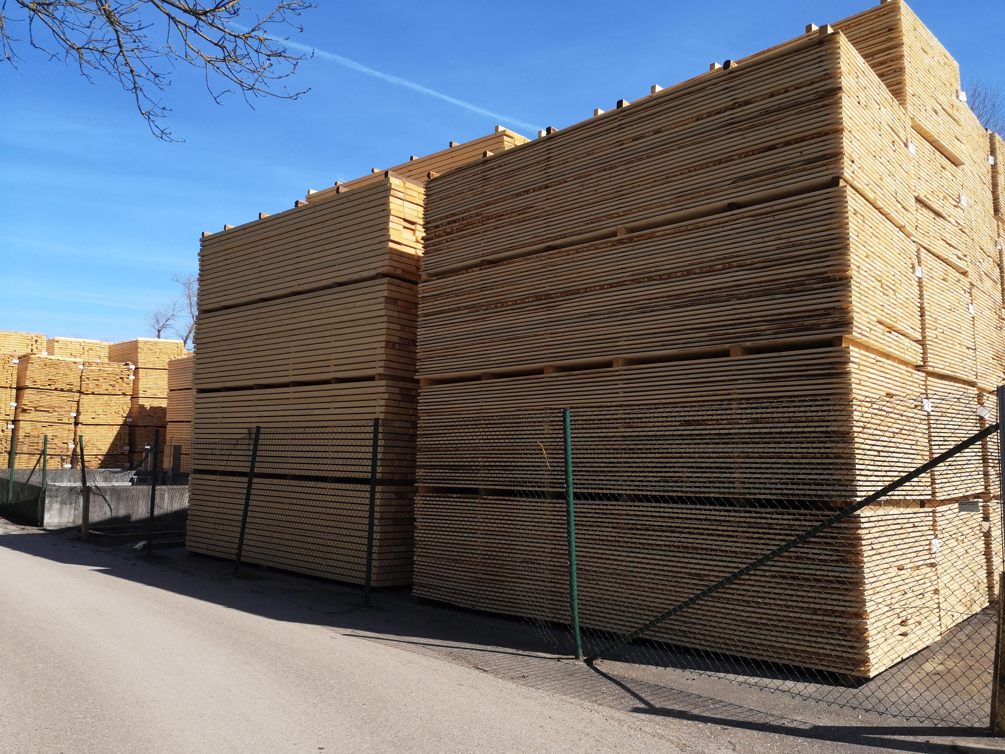 Holzstapel in einem Sägewerk. | Bild:BR