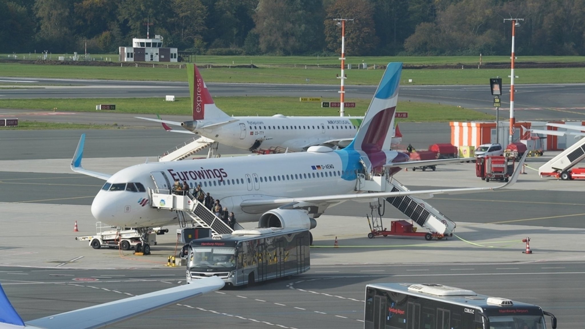 Ein Airbus Von Eurowings wird auf dem Vorfeld eines Flughafens abgefertigt. | Bild: dpa-Bildfunk/Marcus Brandt Ein Airbus Von Eurowings wird auf dem Vorfeld eines Flughafens abgefertigt.