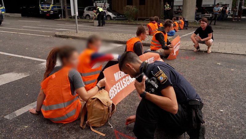 Generalstaatsanwaltschaft München hat fünf Aktivisten der "Letzten Generation" angeklagt | Bild: Bayerischer Rundfunk 2025 Generalstaatsanwaltschaft München hat fünf Aktivisten der "Letzten Generation" angeklagt