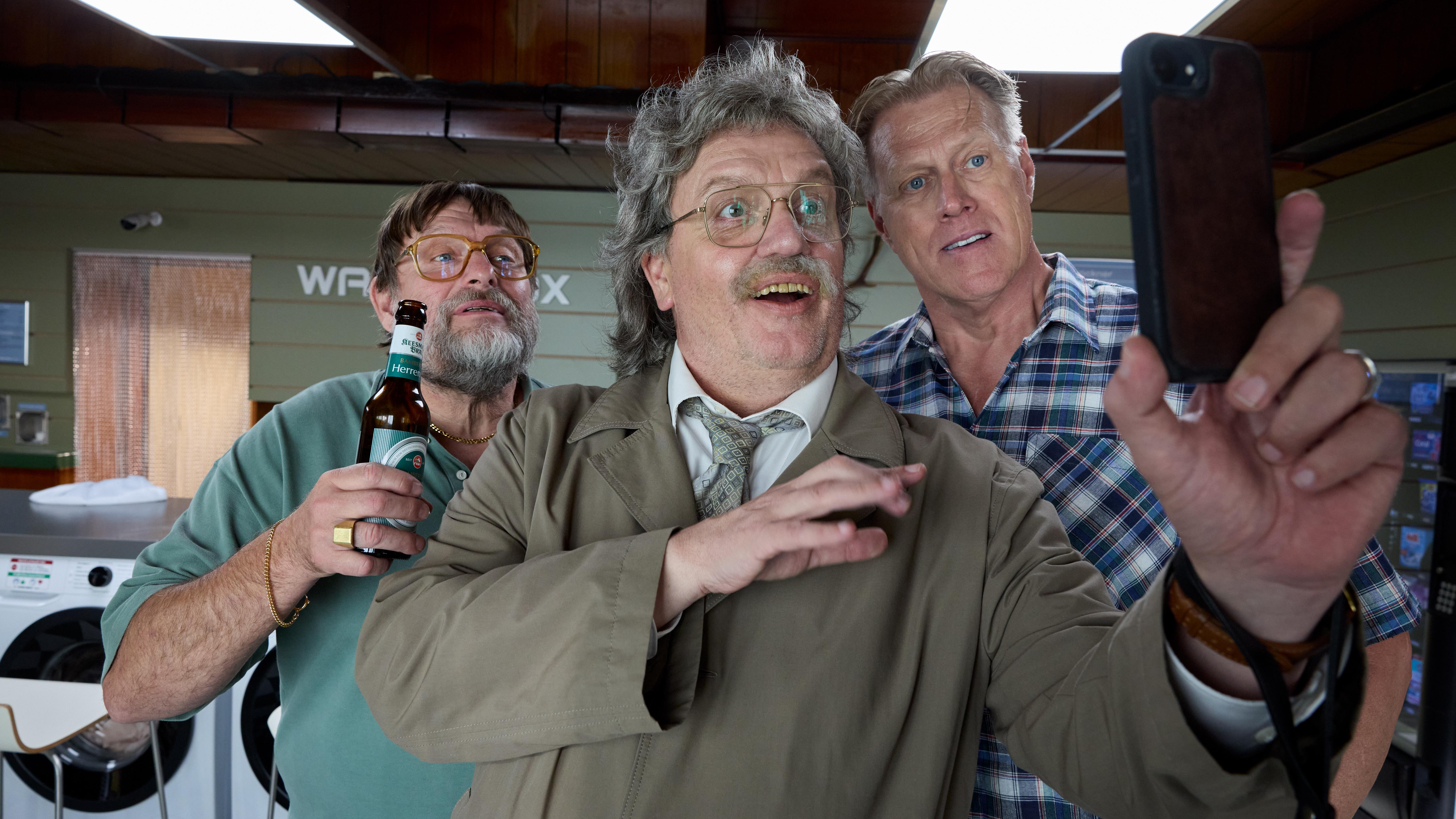 Der Grevenbroicher Reporter im Kreise seiner Kneipenkumpel | Bild:Sandra Hoever/Leontine Film