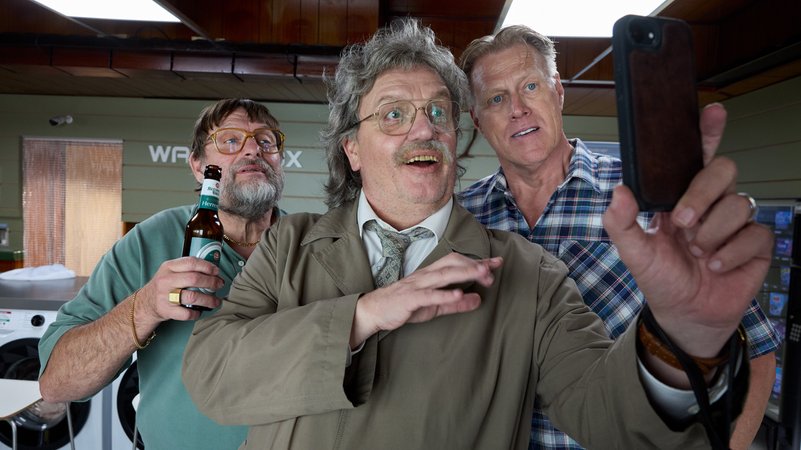 Der Grevenbroicher Reporter im Kreise seiner Kneipenkumpel | Bild: Sandra Hoever/Leontine Film Der Grevenbroicher Reporter im Kreise seiner Kneipenkumpel