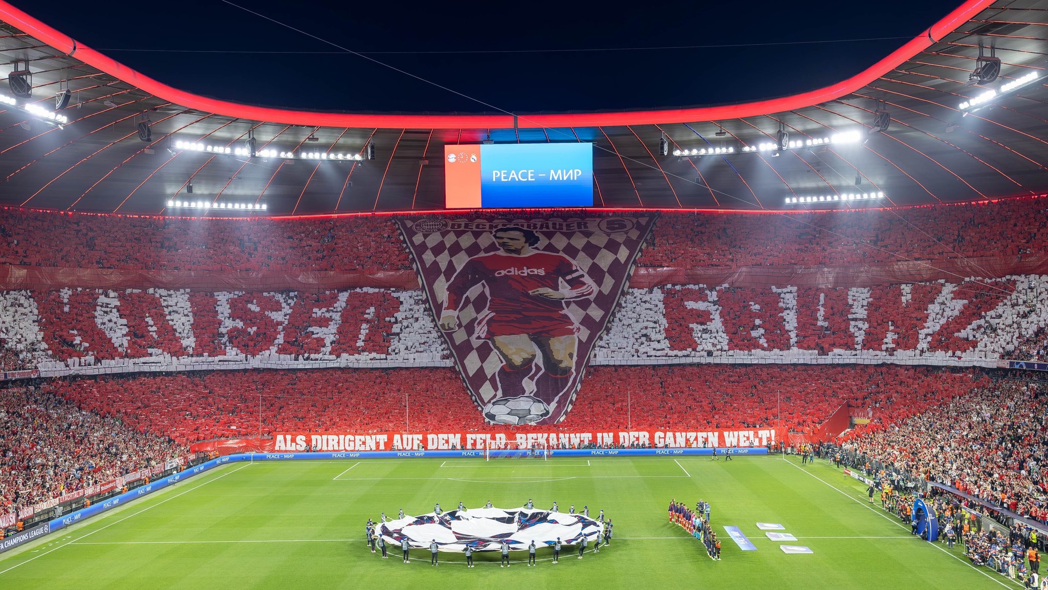 Die FC Bayern München Fans gedenken an Franz Beckenbauer mit einer Choreographie