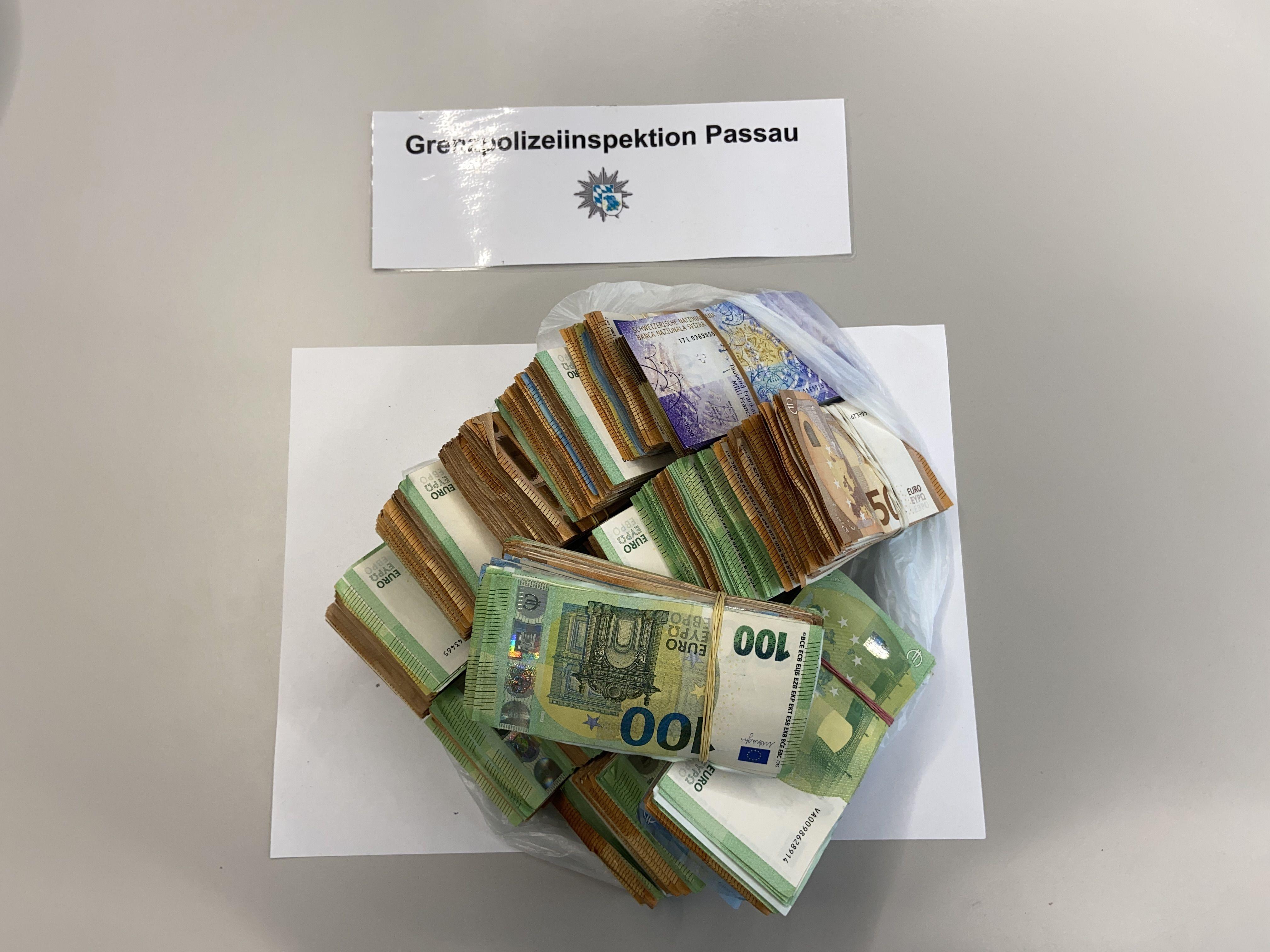 Dicke Geldbündel liegen auf einem Tisch bei der Polizei.