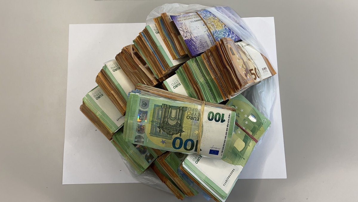 Kontrolle im ICE – Fahnder finden Koffer voller Bargeld