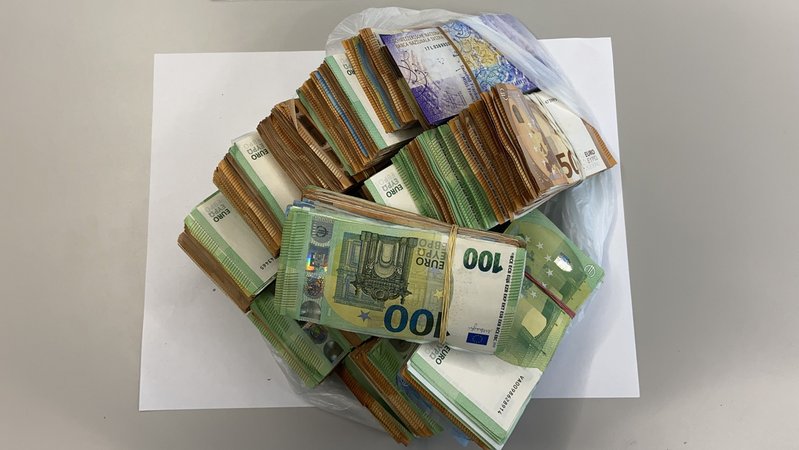 Dicke Geldbündel liegen auf einem Tisch bei der Polizei. | Bild: Polizeipräsidium Niederbayern Dicke Geldbündel liegen auf einem Tisch bei der Polizei.