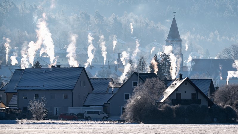 Archivbild: Die Schornsteine auf den Dächern der Häuser rauchen in der kalten Luft in Luhe-Wildenau (Oberpfalz). | Bild: picture alliance/dpa | Matthias Balk Archivbild: Die Schornsteine auf den Dächern der Häuser rauchen in der kalten Luft in Luhe-Wildenau (Oberpfalz).