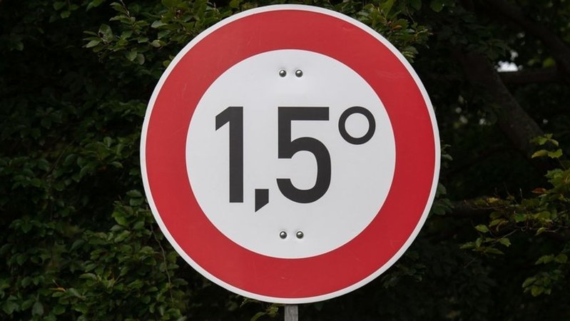 Mit diesen Schildern machen Klima-Aktivisten unweit des Hauses der Kulturen der Welt auf das Ziel des Pariser Klimaabkommens aufmerksam, den globalen Temperaturanstieg auf 1,5 Grad gegenüber der vorindustriellen Zeit zu begrenzen. In Ägypten beraten knapp 200 Staaten zwei Wochen lang darüber, wie der Kampf gegen die Erderhitzung beschleunigt werden kann. Die Zeit drängt, denn die vergangenen sieben Jahre waren die wärmsten seit Beginn der Wetteraufzeichnungen. Der Sommer in Europa war geprägt von Dürren, die im Zuge der Klimakrise häufiger werden. | Bild: dpa-Bildfunk/Paul Zinken Mit diesen Schildern machen Klima-Aktivisten unweit des Hauses der Kulturen der Welt auf das Ziel des Pariser Klimaabkommens aufmerksam, den globalen Temperaturanstieg auf 1,5 Grad gegenüber der vorindustriellen Zeit zu begrenzen. In Ägypten beraten knapp 200 Staaten zwei Wochen lang darüber, wie der Kampf gegen die Erderhitzung beschleunigt werden kann. Die Zeit drängt, denn die vergangenen sieben Jahre waren die wärmsten seit Beginn der Wetteraufzeichnungen. Der Sommer in Europa war geprägt von Dürren, die im Zuge der Klimakrise häufiger werden.