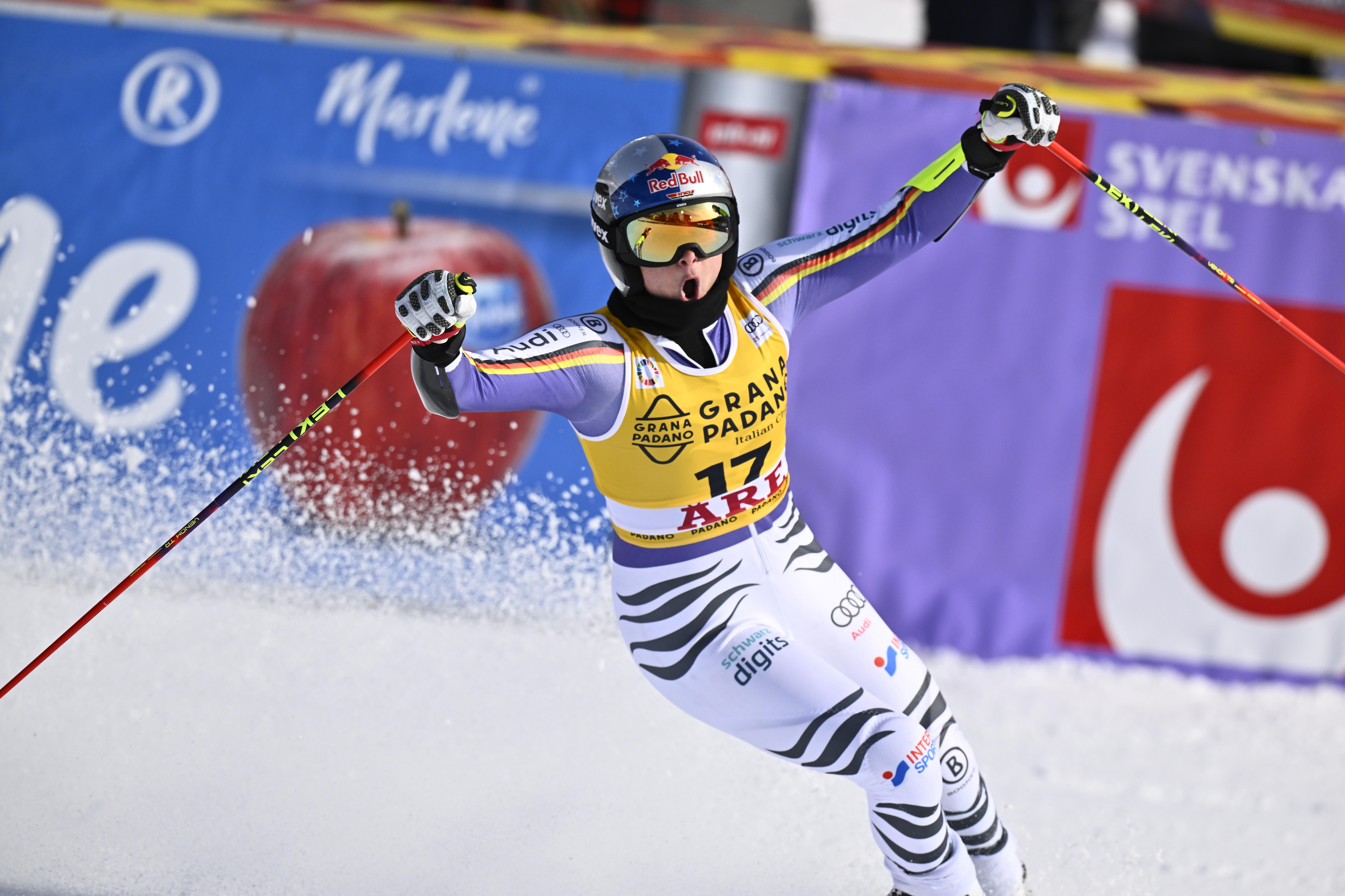 Emma Aicher jubelt beim Slalom in Are