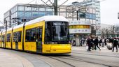 Eine Berliner Straßenbahn der BVG ("Berliner Verkehrsbetriebe") auf dem berühmten Alexanderplatz. | Bild:picture alliance/CHROMORANGE/Marcel IBOLD