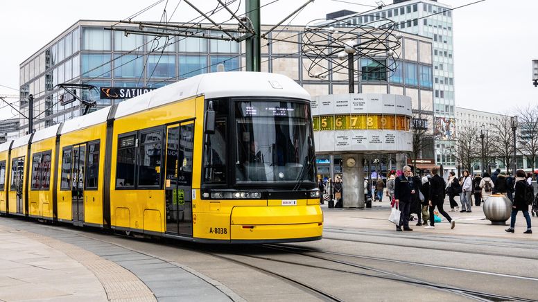 Eine Berliner Straßenbahn der BVG ("Berliner Verkehrsbetriebe") auf dem berühmten Alexanderplatz. | Bild:picture alliance/CHROMORANGE/Marcel IBOLD