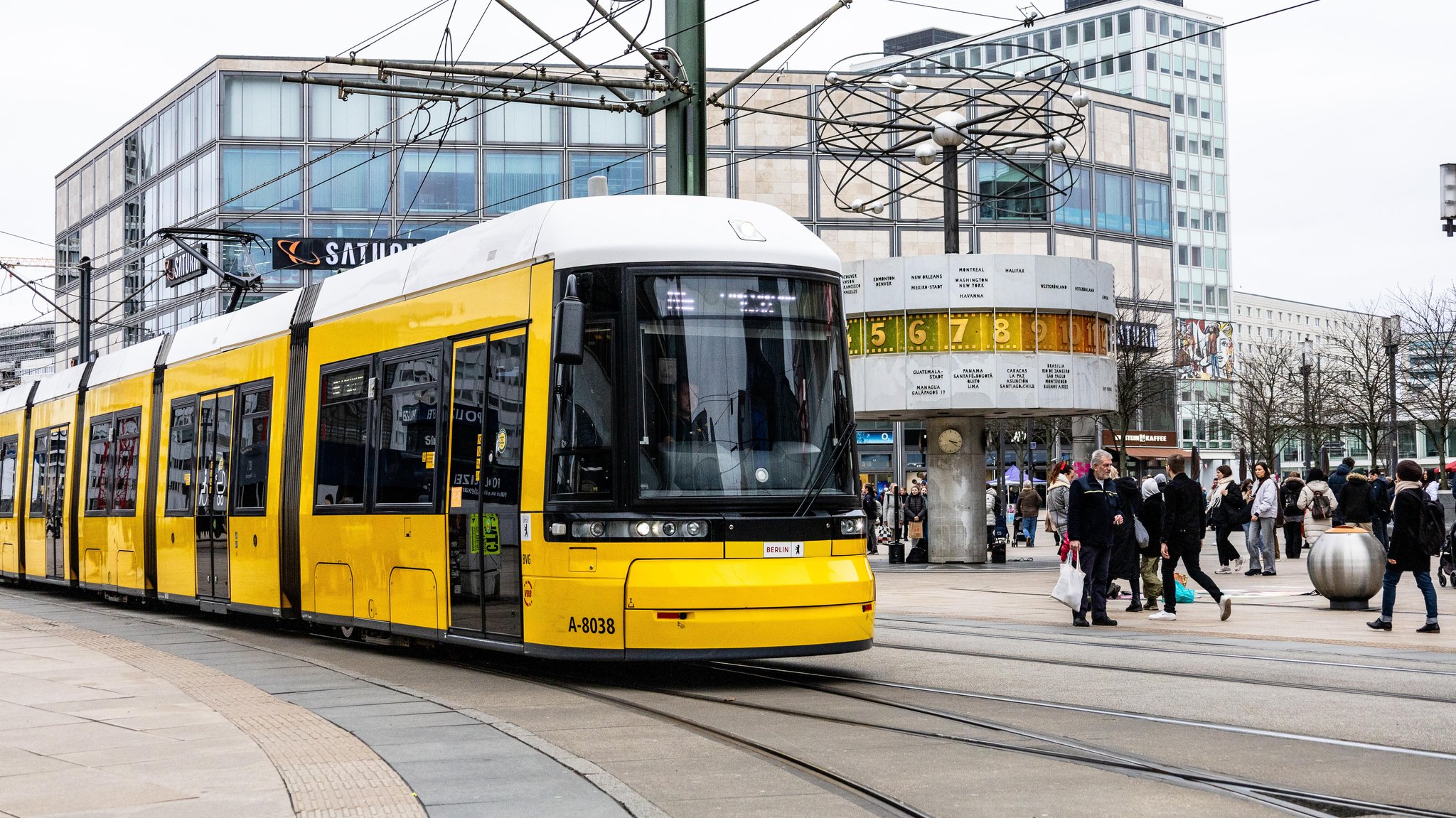 Eine Berliner Straßenbahn der BVG ("Berliner Verkehrsbetriebe") auf dem berühmten Alexanderplatz.