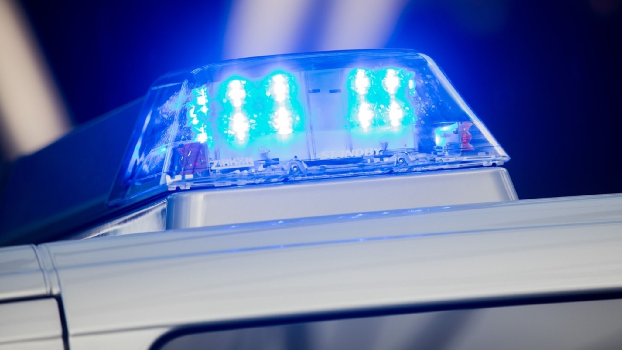 Ein Blaulicht leuchtet auf dem Streifenwagen der Polizei. | Bild: dpa-Bildfunk/Rolf Vennenbernd Ein Blaulicht leuchtet auf dem Streifenwagen der Polizei.