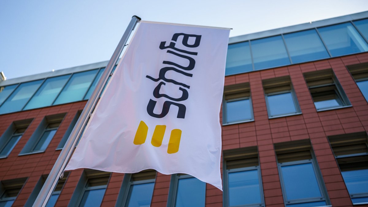 Eine Flagge mit dem Firmenlogo flattert vor dem Geschäftssitz in Wiesbaden.