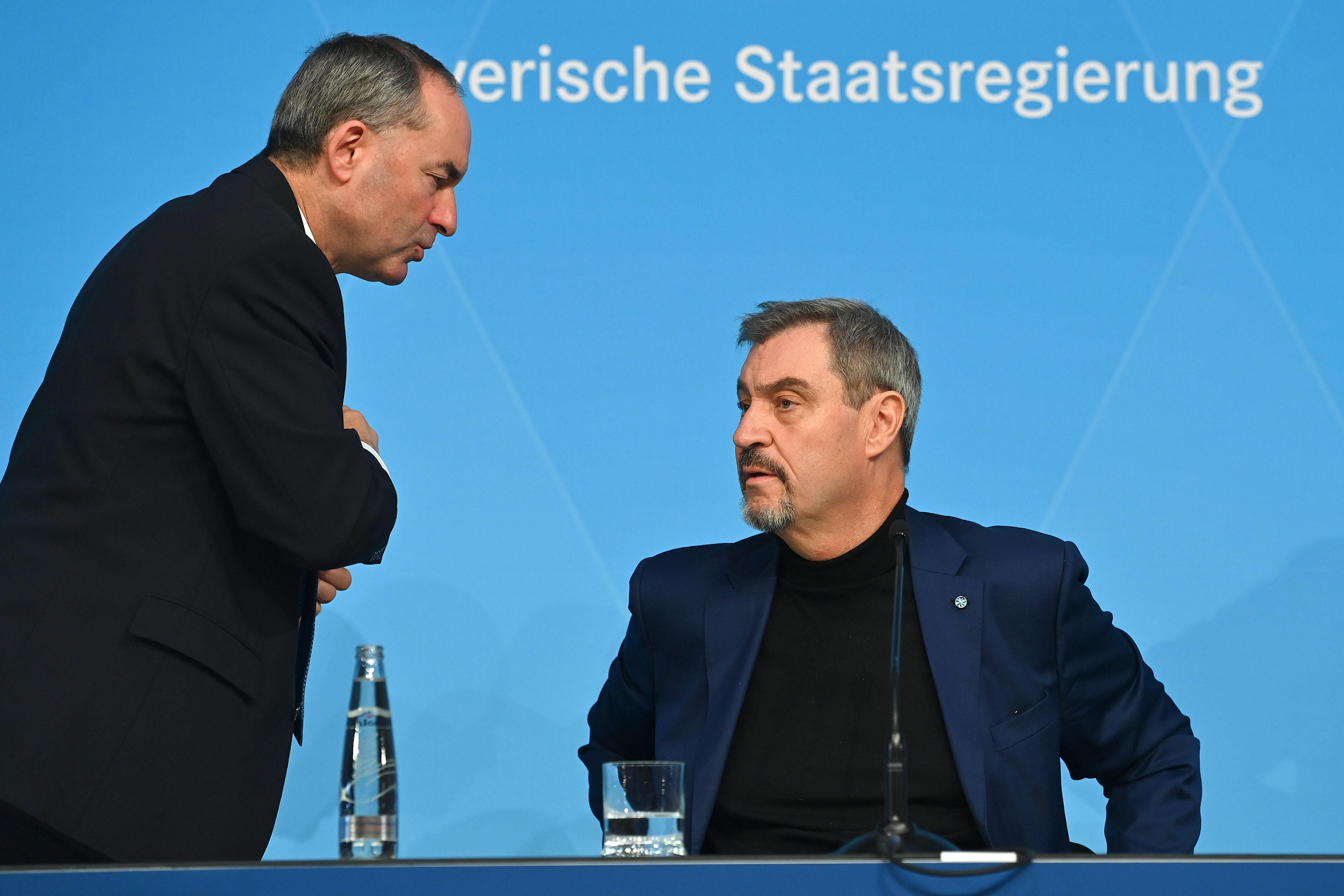 (Archivbild) Wirtschaftsminister Huber Aiwanger (Freie Wähler) und Ministerpräsident Markus Söder (CSU)