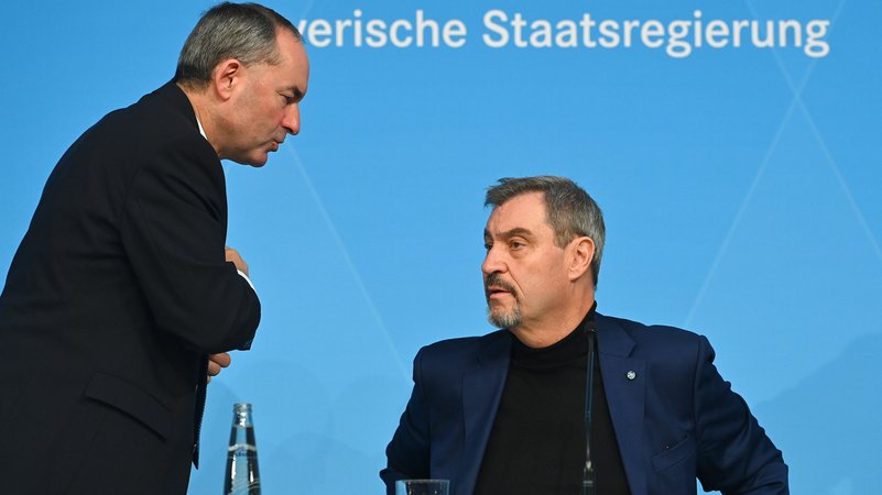 (Archivbild) Wirtschaftsminister Huber Aiwanger (Freie Wähler) und Ministerpräsident Markus Söder (CSU) | Bild: picture alliance / SvenSimon | Frank Hoermann/SVEN SIMON (Archivbild) Wirtschaftsminister Huber Aiwanger (Freie Wähler) und Ministerpräsident Markus Söder (CSU)