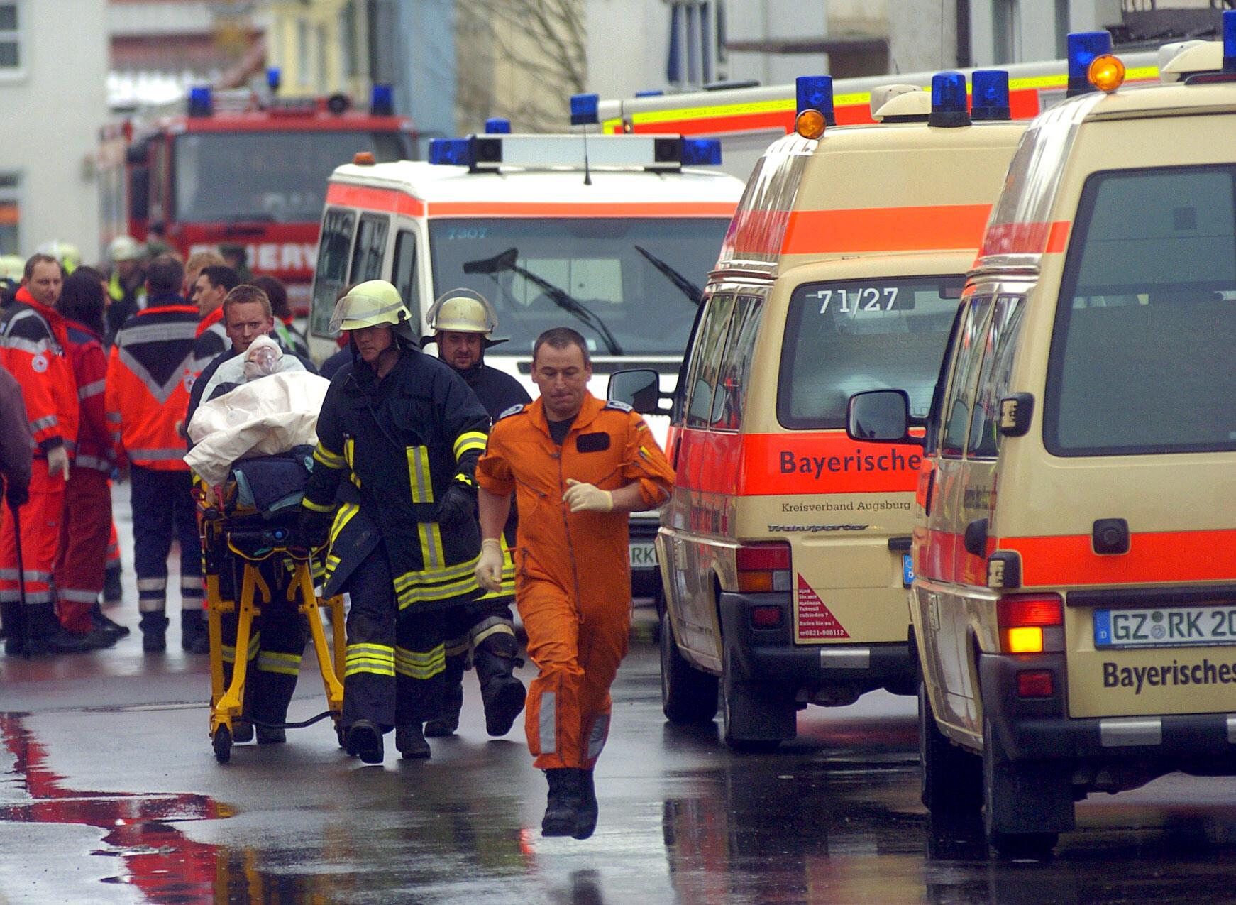 Ein Archivbild aus 2006 zeigt Rettungskräfte von Feuerwehr und Rotem Kreuz beim Großeinsatz. 