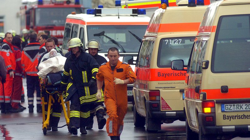 Ein Archivbild aus 2006 zeigt Rettungskräfte von Feuerwehr und Rotem Kreuz beim Großeinsatz. | Bild: picture-alliance/ dpa/dpaweb | Stefan Puchner Ein Archivbild aus 2006 zeigt Rettungskräfte von Feuerwehr und Rotem Kreuz beim Großeinsatz.