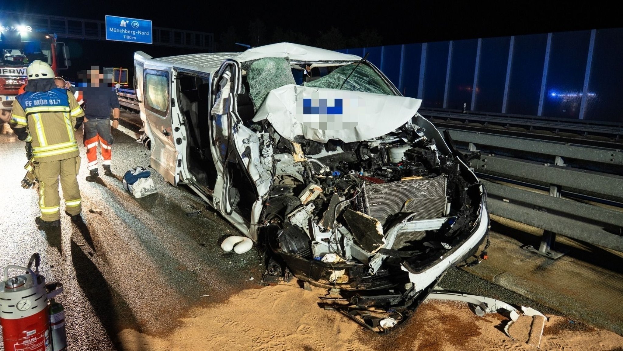Kleinbus fährt in Wohnmobil: Acht Verletzte bei Unfall auf A9