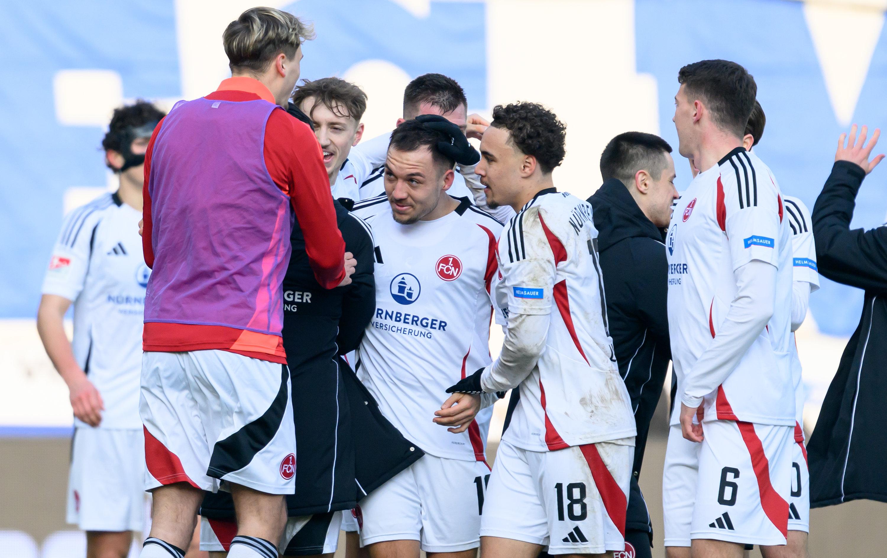 08.02.2025, Sachsen-Anhalt, Magdeburg: Fußball: 2. Bundesliga, 1. FC Magdeburg - 1. FC Nürnberg, 21. Spieltag in der Avnet Arena. Nürnbergs Torschütze zum 3:4, Julian Justvan (M), wird nach dem Schlusspfiff von seiner Mannschaft gefeiert. Foto: Hendrik Schmidt/dpa - WICHTIGER HINWEIS: Gemäß den Vorgaben der DFL Deutsche Fußball Liga bzw. des DFB Deutscher Fußball-Bund ist es untersagt, in dem Stadion und/oder vom Spiel angefertigte Fotoaufnahmen in Form von Sequenzbildern und/oder videoähnlichen Fotostrecken zu verwerten bzw. verwerten zu lassen. +++ dpa-Bildfunk +++