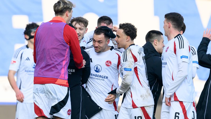 08.02.2025, Sachsen-Anhalt, Magdeburg: Fußball: 2. Bundesliga, 1. FC Magdeburg - 1. FC Nürnberg, 21. Spieltag in der Avnet Arena. Nürnbergs Torschütze zum 3:4, Julian Justvan (M), wird nach dem Schlusspfiff von seiner Mannschaft gefeiert. Foto: Hendrik Schmidt/dpa - WICHTIGER HINWEIS: Gemäß den Vorgaben der DFL Deutsche Fußball Liga bzw. des DFB Deutscher Fußball-Bund ist es untersagt, in dem Stadion und/oder vom Spiel angefertigte Fotoaufnahmen in Form von Sequenzbildern und/oder videoähnlichen Fotostrecken zu verwerten bzw. verwerten zu lassen. +++ dpa-Bildfunk +++ | Bild: dpa-Bildfunk/Hendrik Schmidt 08.02.2025, Sachsen-Anhalt, Magdeburg: Fußball: 2. Bundesliga, 1. FC Magdeburg - 1. FC Nürnberg, 21. Spieltag in der Avnet Arena. Nürnbergs Torschütze zum 3:4, Julian Justvan (M), wird nach dem Schlusspfiff von seiner Mannschaft gefeiert. Foto: Hendrik Schmidt/dpa - WICHTIGER HINWEIS: Gemäß den Vorgaben der DFL Deutsche Fußball Liga bzw. des DFB Deutscher Fußball-Bund ist es untersagt, in dem Stadion und/oder vom Spiel angefertigte Fotoaufnahmen in Form von Sequenzbildern und/oder videoähnlichen Fotostrecken zu verwerten bzw. verwerten zu lassen. +++ dpa-Bildfunk +++