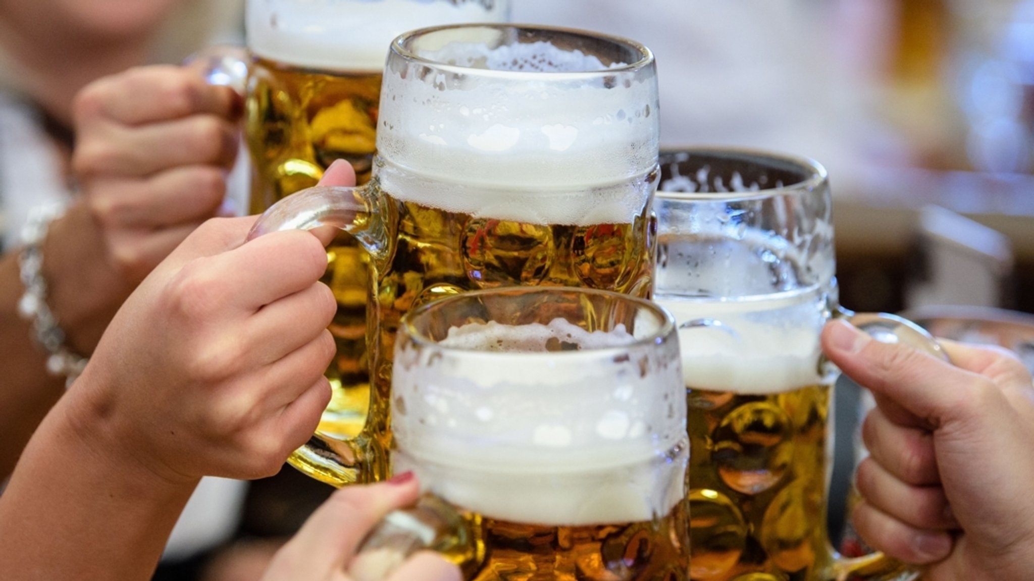 (Symbolbild) Mehrere Menschen stoßen mit Maßkrügen voller Bier an | Bild: dpa-Bildfunk/Matthias Balk (Symbolbild) Mehrere Menschen stoßen mit Maßkrügen voller Bier an