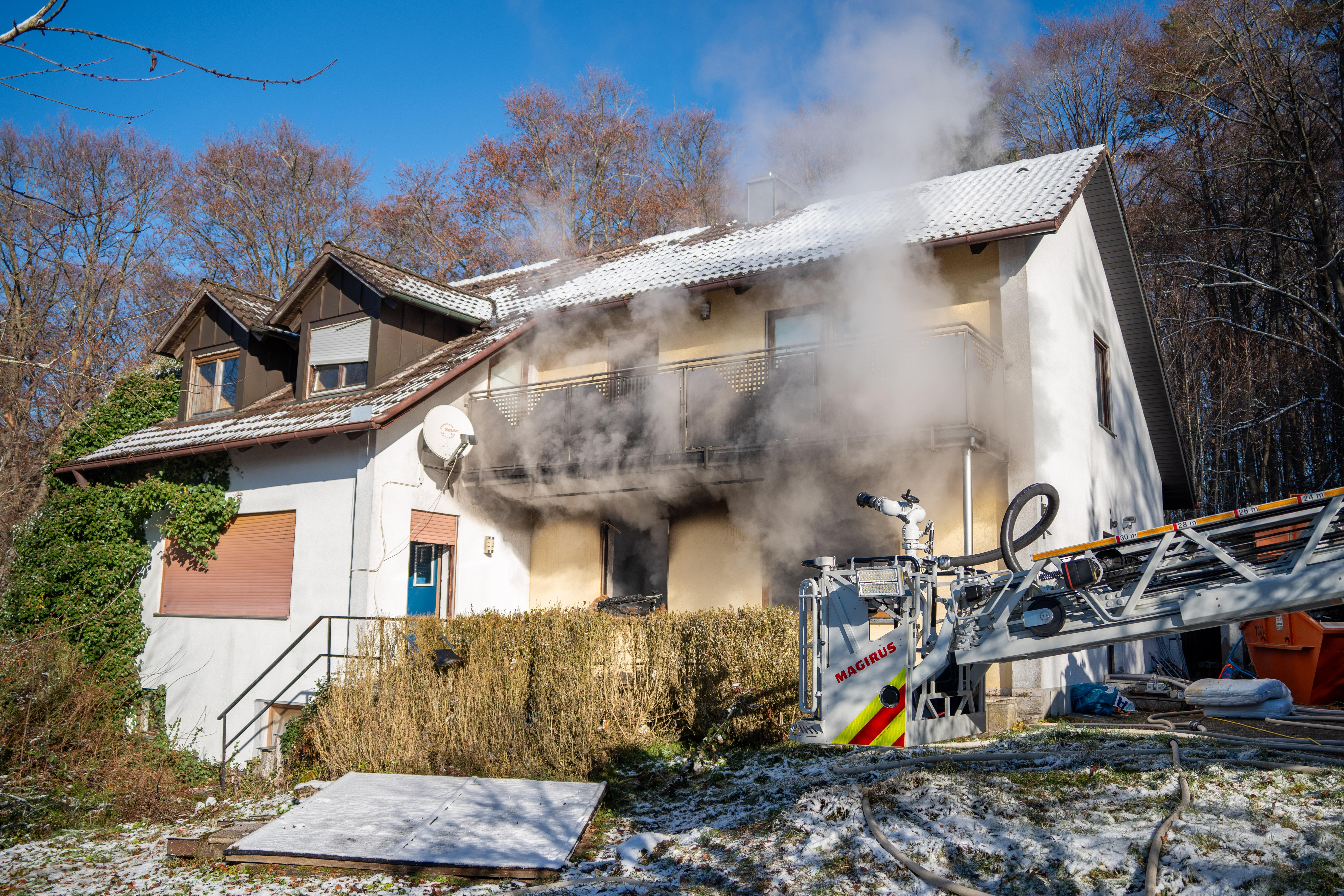 Die Feuerwehr löscht von außen den Brand in der Asylbewerberunterkunft in Seubersdorf. 