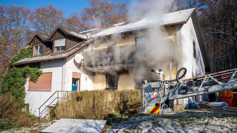 Die Feuerwehr löscht von außen den Brand in der Asylbewerberunterkunft in Seubersdorf. | Bild: NEWS5/Malte Tiedemann Die Feuerwehr löscht von außen den Brand in der Asylbewerberunterkunft in Seubersdorf.